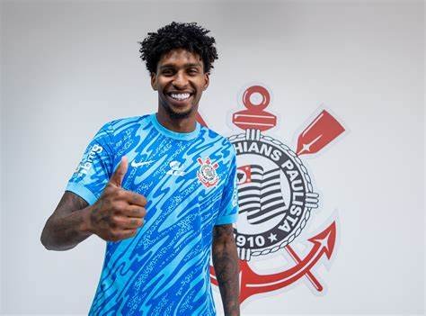 Corinthians paga Flamengo à vista e adquire Hugo Souza em definitivo